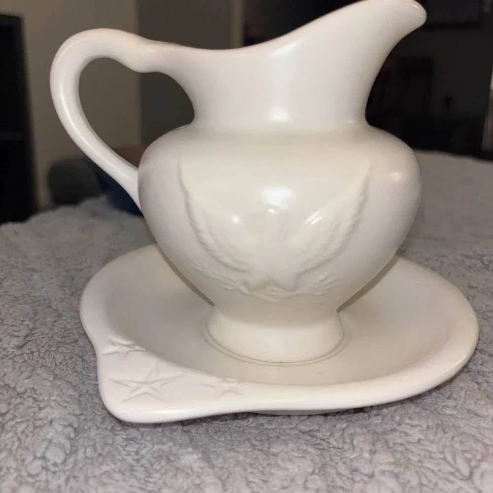 HULL F92 American Eagle‎ Pitcher And Saucer With Stars Ceramic